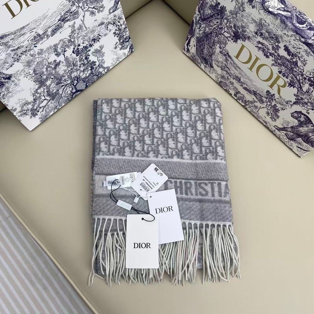 Dior Men's Scarf in Gray and Cream - Picture 3 of 10